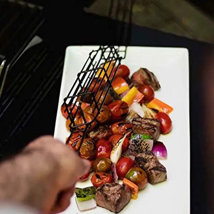 Accessoire de barbecue en acier inoxydable avec manche en bois pour grilling facile et sans adhérence, idéal pour camping et occasions extérieures