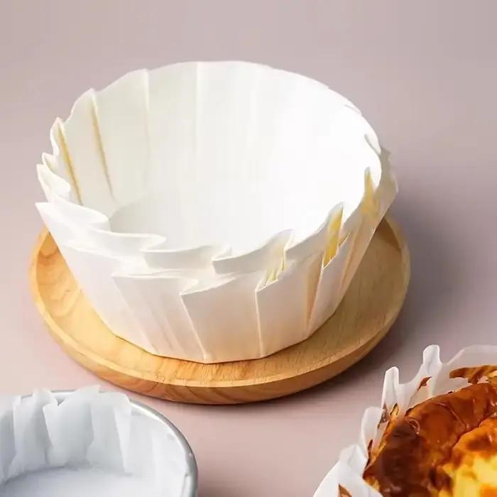 Plateau en papier à l'huile de cheesecake Basque 50 feuilles dimensions multiples antiadhésif bords en forme de volants pour pâtisseries professionnelles et amateurs occasions spéciales