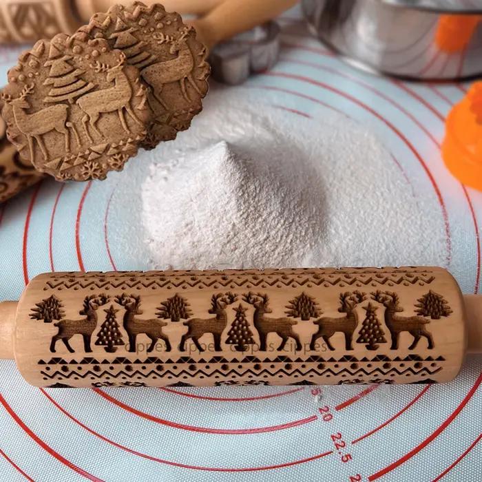 Rouleau à pâtisserie de noël avec motifs de fleurs de renne