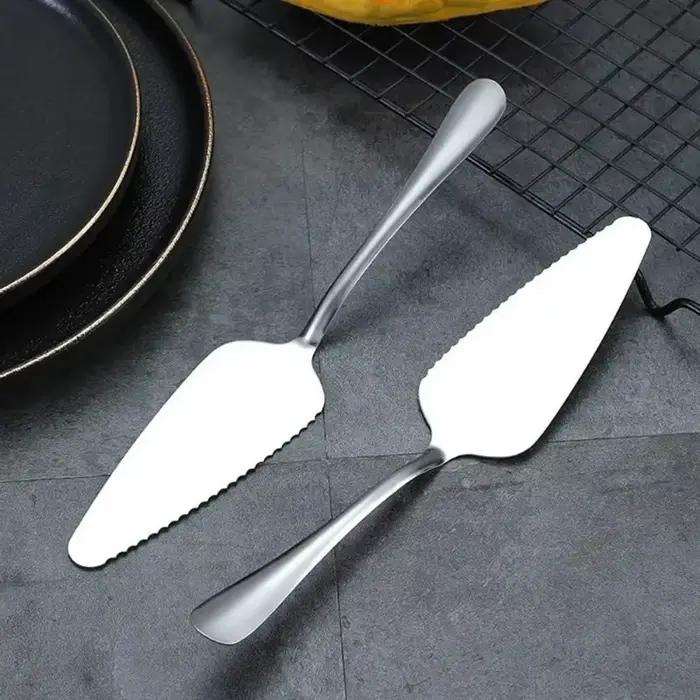 Outil de coupe-pizza à tarte dentelée en acier inoxydable pour servir et présenter des parts de pizza de manière professionnelle et élégante pour les occasions familiales et amicales