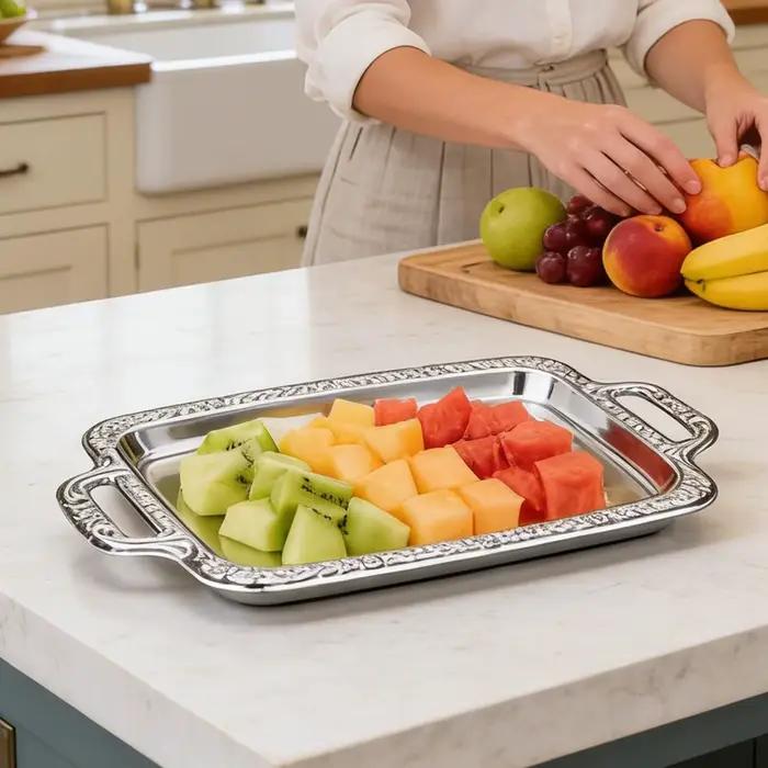 Plateau de service moderne en acier inoxydable pour présentation de nourriture, élégant, argenté, décoration d'intérieur pour fêtes familiales et soirées entre amis