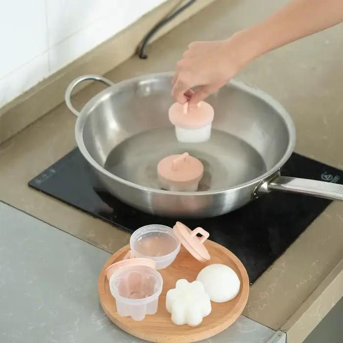 ANYOHOE Lot de 4 Cuiseurs à Œufs, Moules à Œufs Durs sans Coquille avec Couvercle et Brosse, Outils de Cuisine pour Œufs