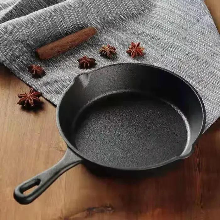 Mini Poêle à Omelette Portable Antiadhésive Compatible Gaz et Induction Robuste en Fonte de Fer Idéale pour Voyage et Cuisine Maison Occasions Spéciales