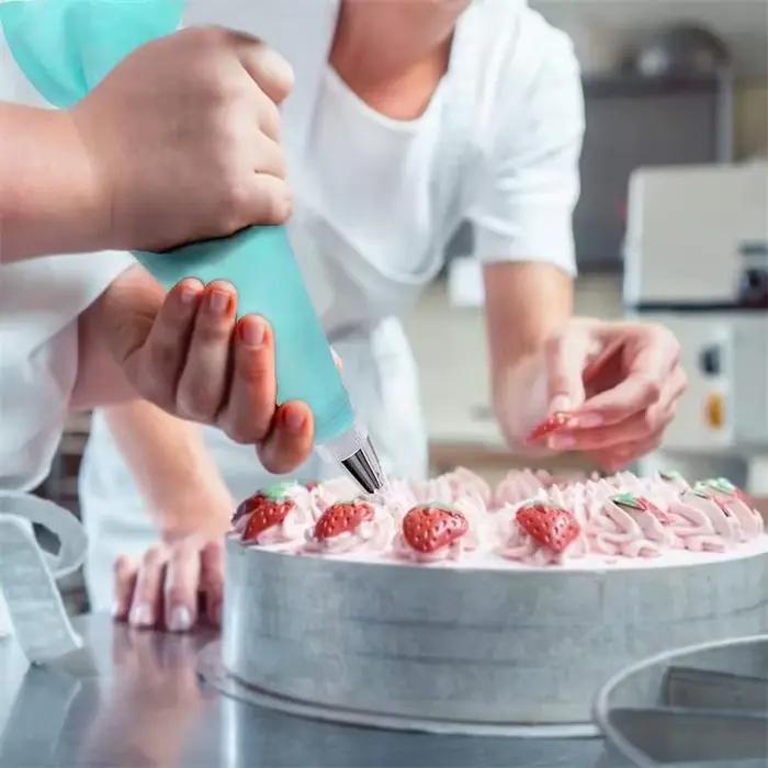 Poches à douille en silicone réutilisables avec embouts en silicone et buse en acier inoxydable pour la décoration de gâteau à offrir pour pâtissiers amateurs et professionnels