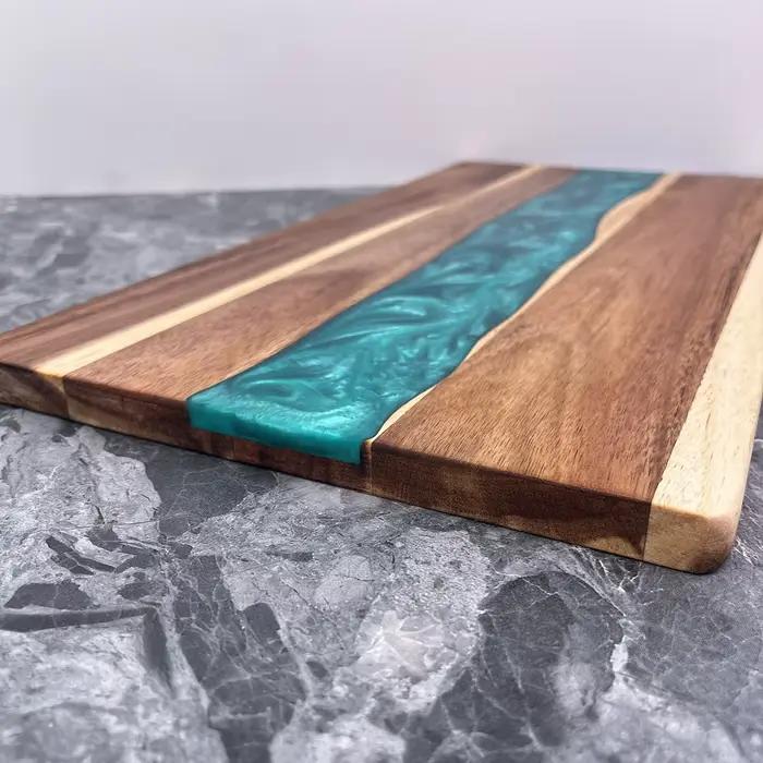 Planche à charcuterie en résine époxy motif rivière bleue pour pain