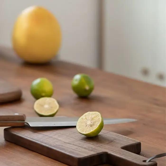 Planche à découper en bois de noyer noir avec poignée pour hacher fruits légumes et pain polyvalente pour occasions spéciales