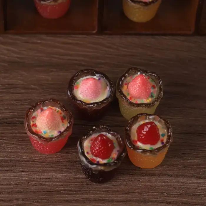 Lot de 5 mini-coupes de dessert croustillantes fraise Kawaii, accessoires DIY pour bijoux, artisanat miniature, décoration de maison de poupée, vente en gros