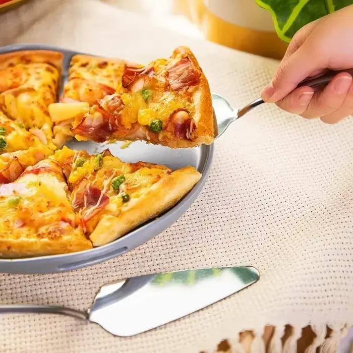 Outil de coupe-pizza à tarte dentelée en acier inoxydable pour servir et présenter des parts de pizza de manière professionnelle et élégante pour les occasions familiales et amicales