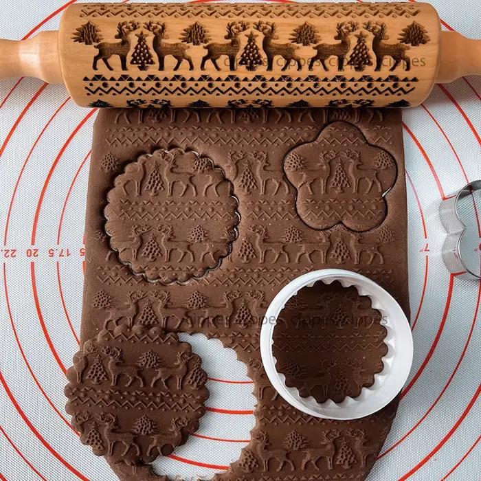 Rouleau à pâtisserie de noël avec motifs de fleurs de renne
