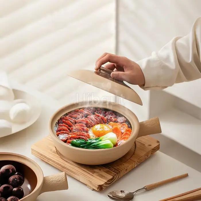 Casserole de riz en céramique de style Hong Kong avec poignée non chauffante et couvercle inclus pour cuisine traditionnelle et cadeaux personnalisés