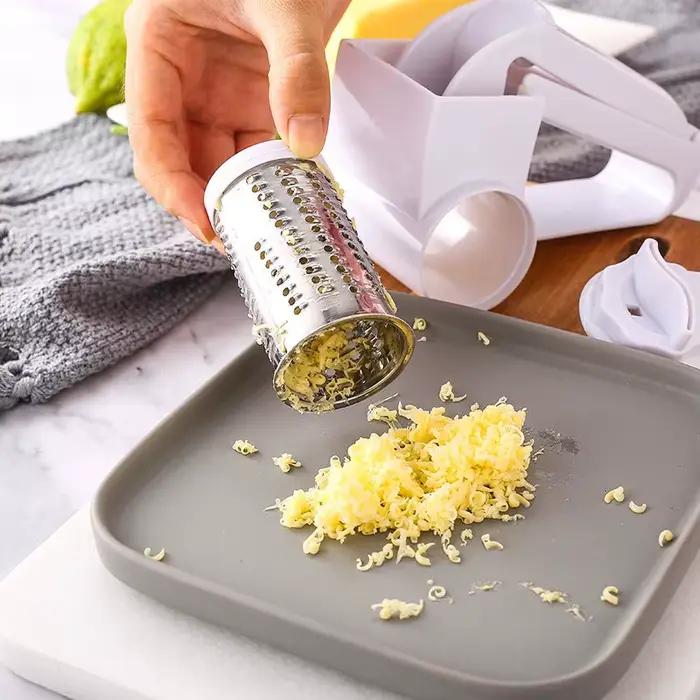 Râpe à fromage rotative multifonctionnelle en plastique gris clair pour la cuisine artisanale et les préparations créatives à offrir pour des occasions spéciales
