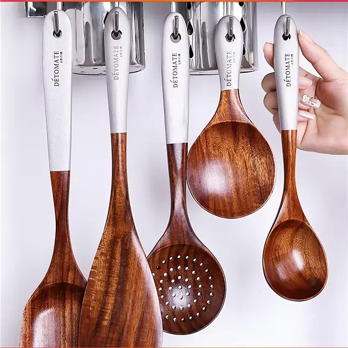 Ensemble d'outils de cuisine en bois massif