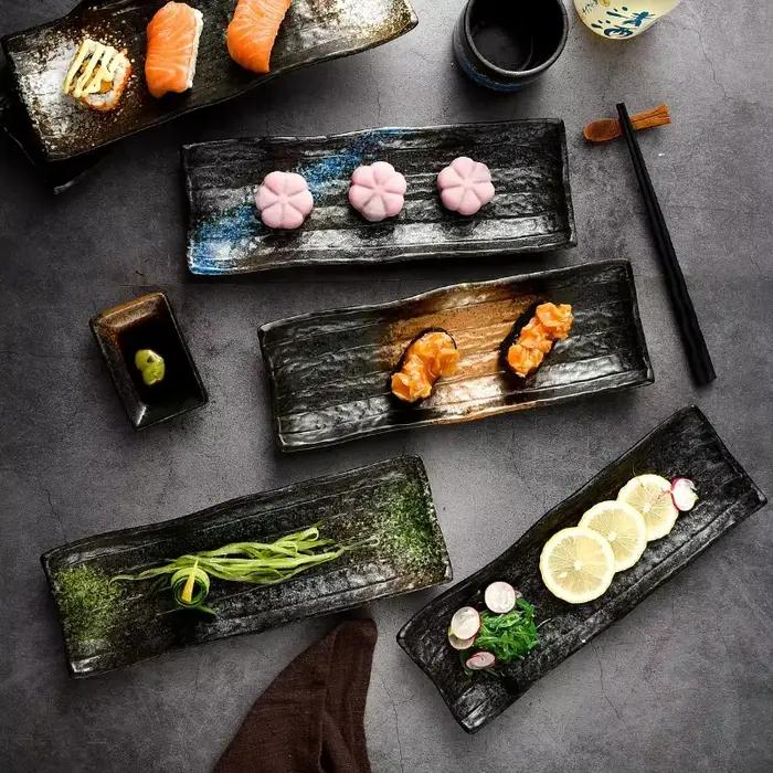 Assiette en céramique noire à rayures pour sushi
