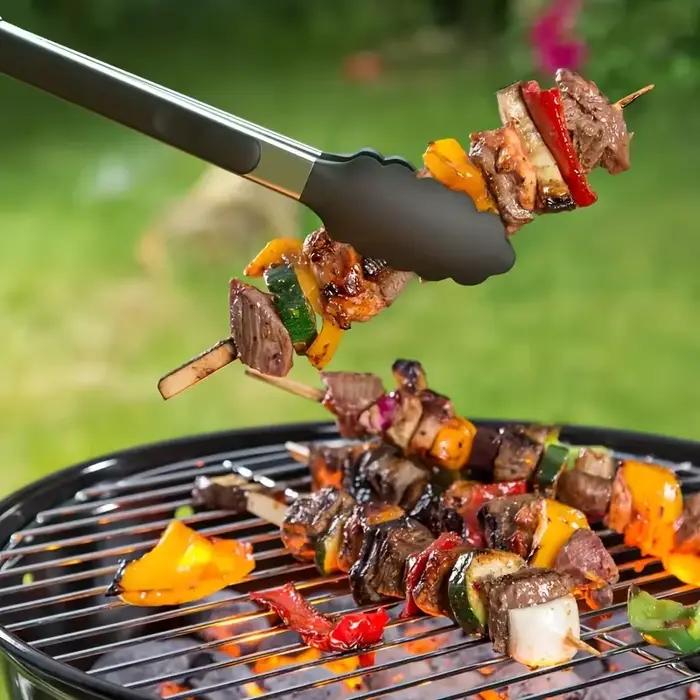 Pinces de cuisine robustes en acier inoxydable avec embouts en silicone, résistantes aux hautes températures, design verrouillable, prise en main sécurisée, disponibles en 3 tailles