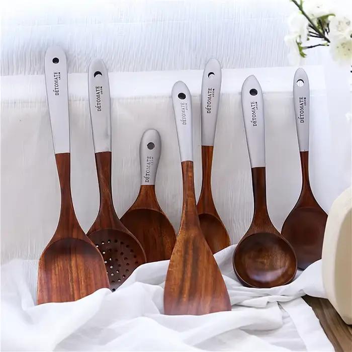 Ensemble d'outils de cuisine en bois massif