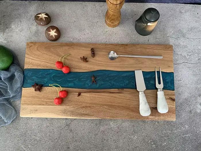 Planche à charcuterie en résine époxy motif rivière bleue pour pain
