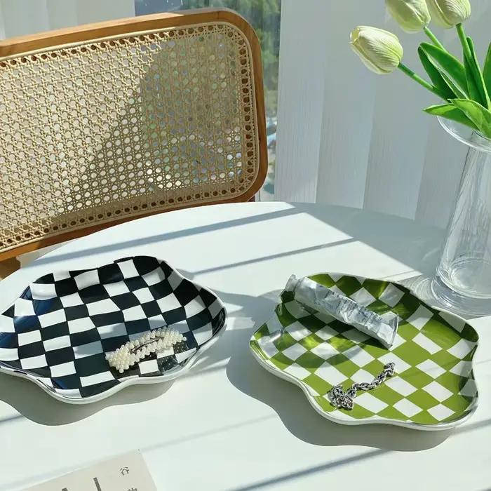Assiette en céramique à motif damier INS