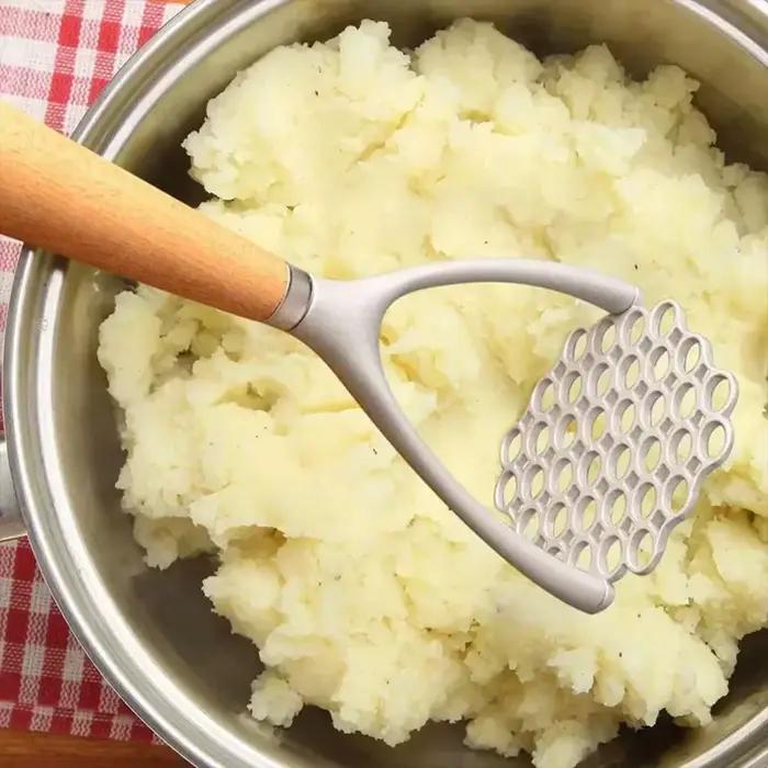 Presse-purée manuel avec manche en bois