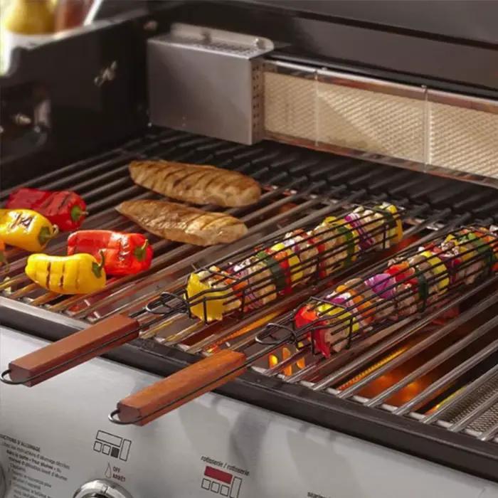 Accessoire de barbecue en acier inoxydable avec manche en bois pour grilling facile et sans adhérence, idéal pour camping et occasions extérieures