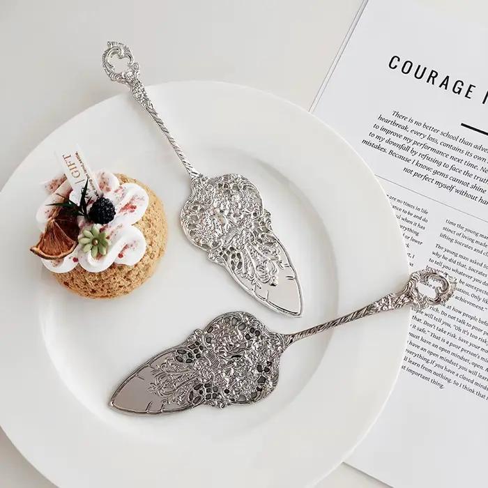 Couteau à gâteau ajouré sculpté