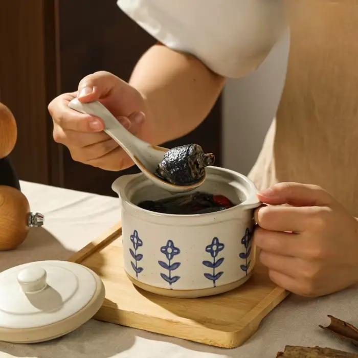 Marmite à ragoût en céramique sur l'eau, ménage avec plateau, cuillère, pot de nourriture rétro simple, vaisselle en céramique pour soupe