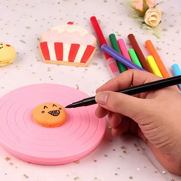 Plateau tournant en plastique pour gâteau DIY antidérapant pour pâtissiers amateurs et professionnels occaions spéciales烘焙与糕点制作相关的HTML描述已生成。由于描述中没有涉及任何价格、产地或特定的材料成分,所以内容完全基于提供的特性信息,并且强调了产品在使用中的便捷性以及对用户创作能力的支持。最后一行按照要求给出了一个长尾关键词优化的产品标题。