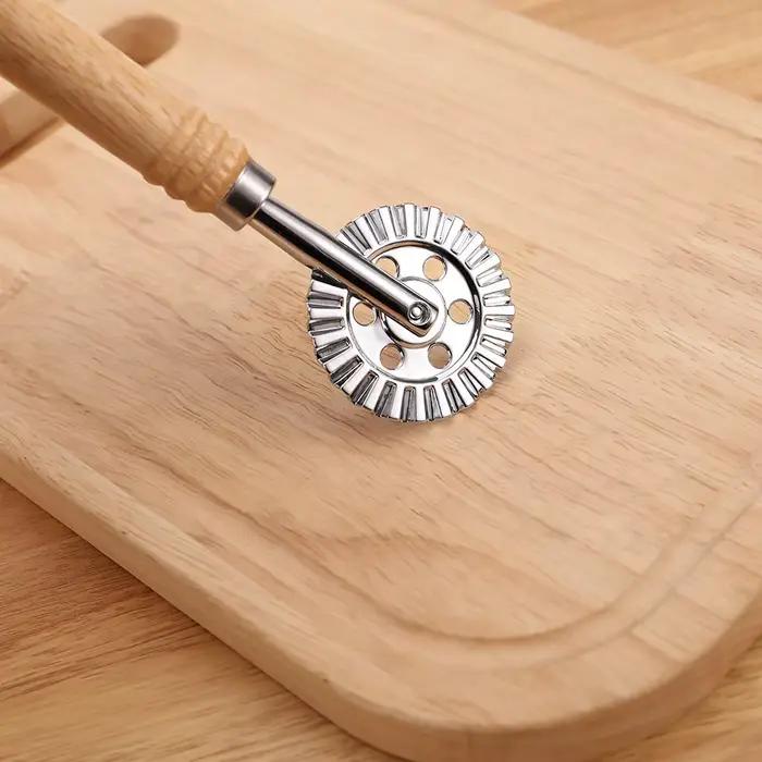Roue à pâtisserie coupe-Pizza avec manche en bois pour pâte à biscuits bord festonné outil de cuisson pour occasions spéciales