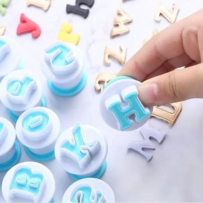 Moule à pâtisserie avec lettres