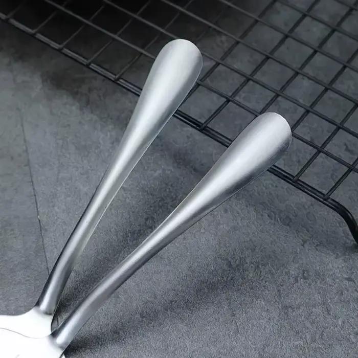 Outil de coupe-pizza à tarte dentelée en acier inoxydable pour servir et présenter des parts de pizza de manière professionnelle et élégante pour les occasions familiales et amicales