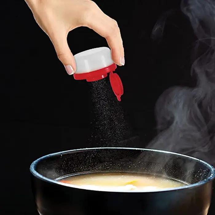 Mini pot d'assaisonnement portable en plastique de haute qualité pour sel et poivre, idéal pour le camping et les activités en plein air, disponible en plusieurs couleurs