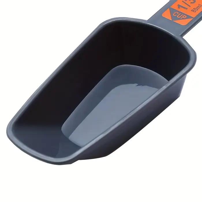 Cet ensemble de cuillères doseuses en quatre pièces est parfait pour mesurer les ingrédients humides et secs et les organiser.