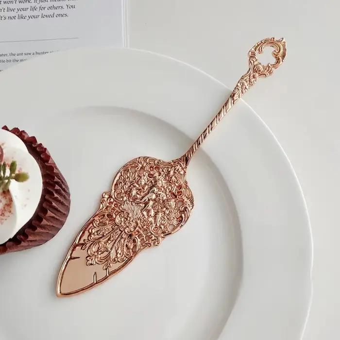 Couteau à gâteau ajouré sculpté