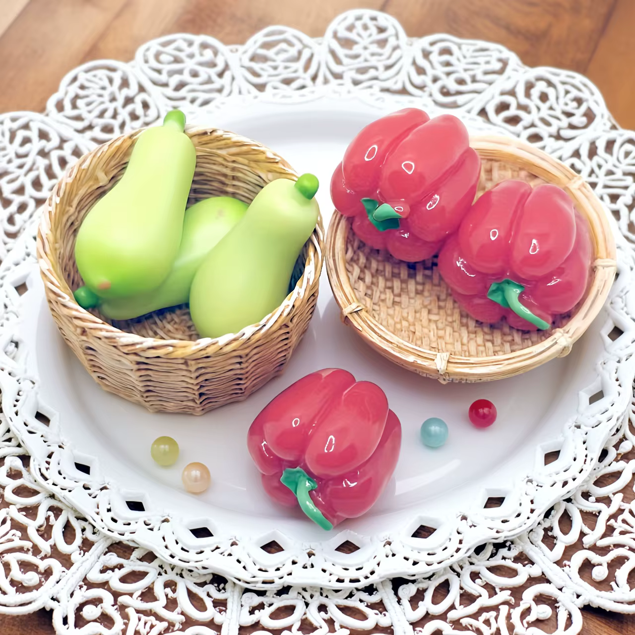 Lot de 8 miniatures de piments et melons pour maison de poupée avec panier : modèles miniatures de n