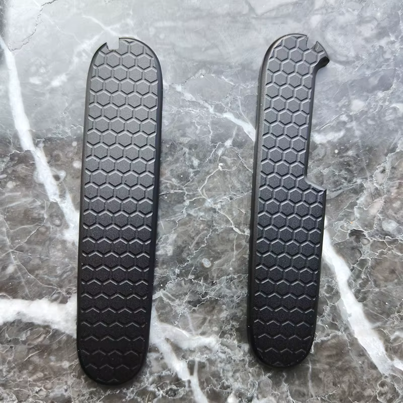 Plaques de poignée de couteau en alliage d'aluminium à motif nid d'abeille CNC pour couteaux suisses