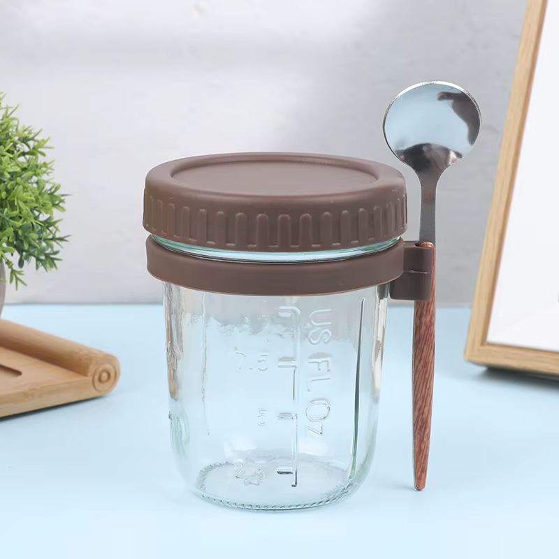 Tasse de petit-déjeuner portable avec couvercle en plastique et cuillère, idéale pour stocker le lai