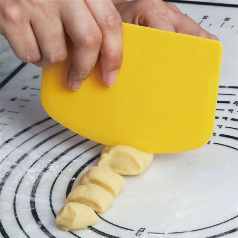Coupe-pâtisserie en plastique