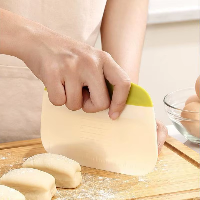 Grattoir à pâte bol
