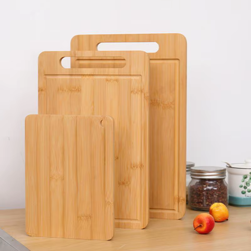 Planches à découper en bois suspendues