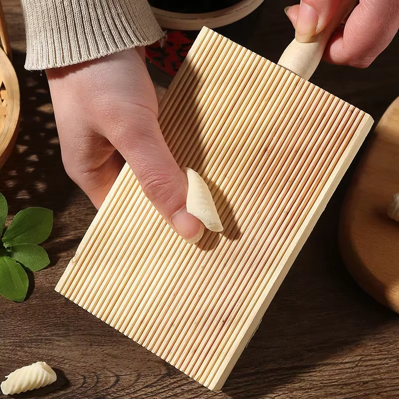 Planche à nouilles en bois faite à la main