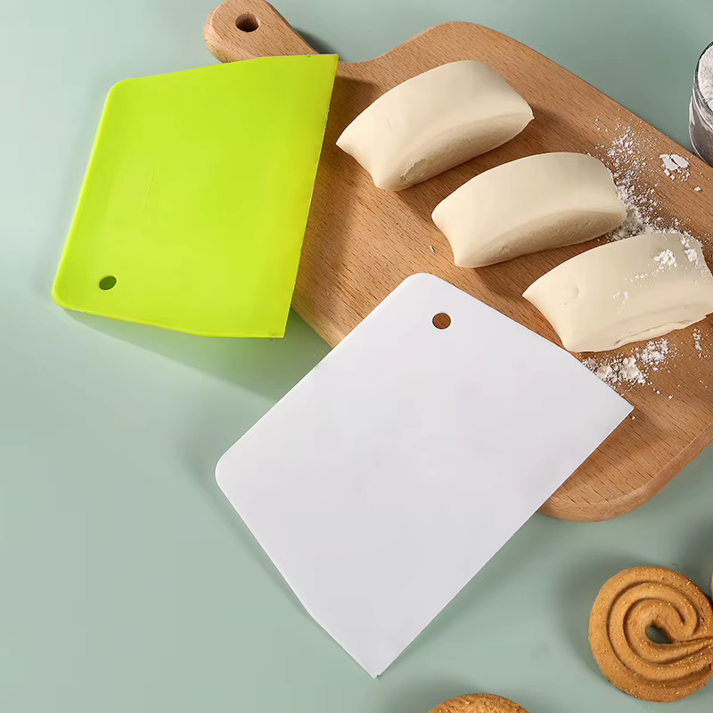 Grattoir en plastique pour pâtisserie
