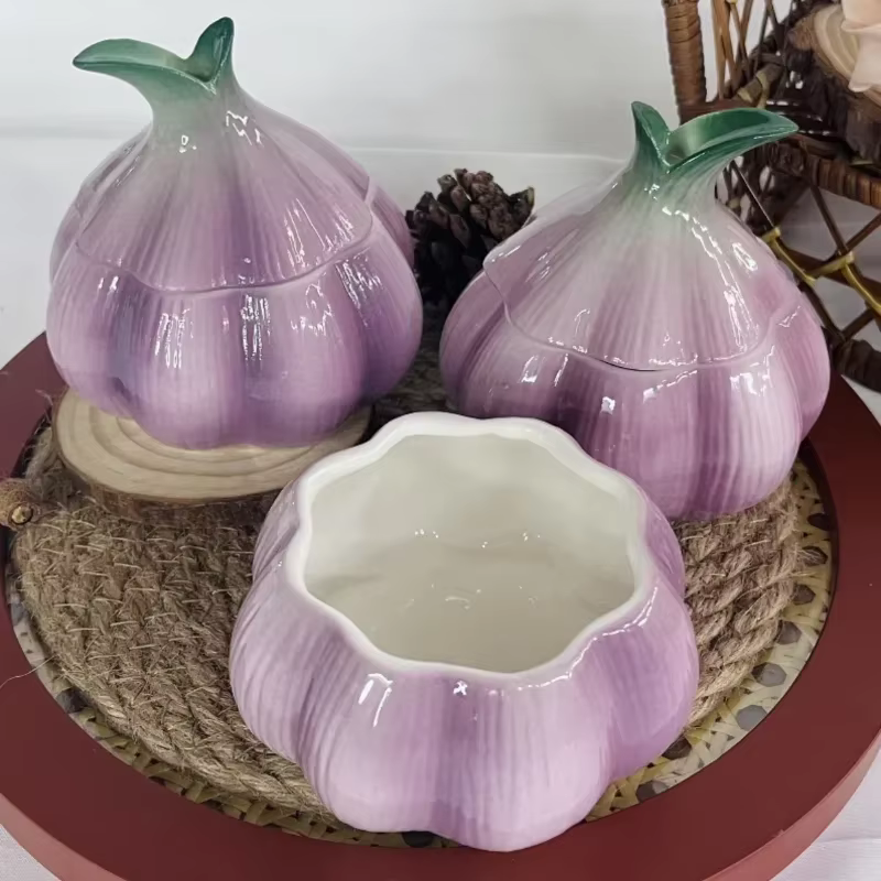 Pot de rangement en céramique d'ail violet