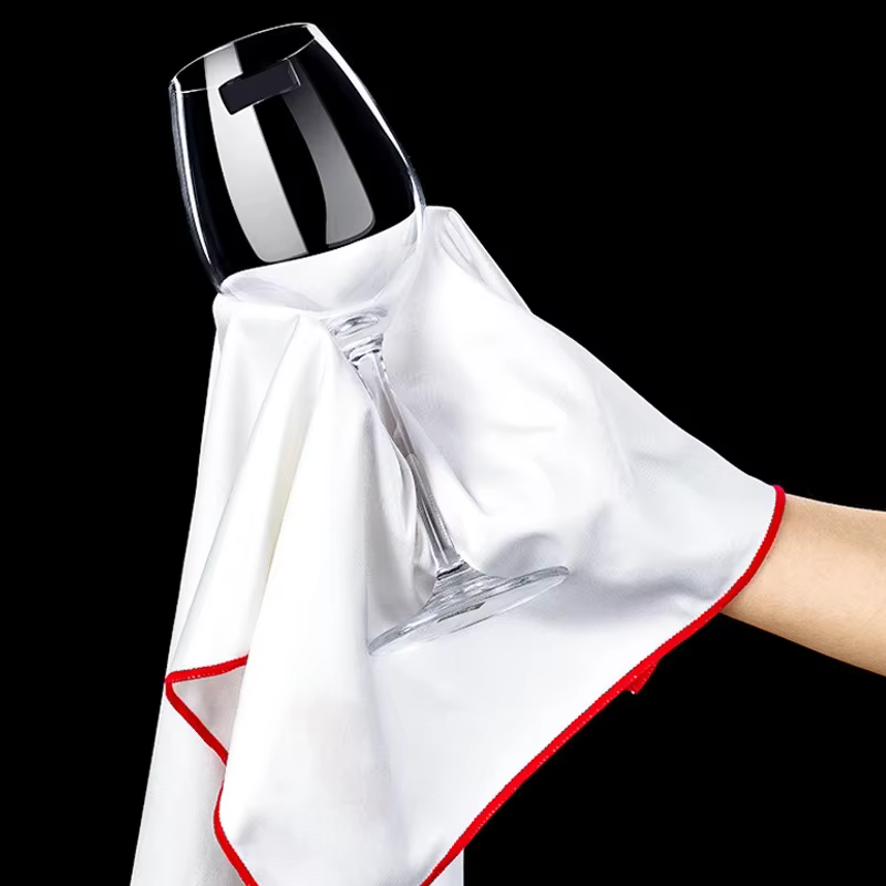 Chiffon de nettoyage pour essuyer les verres à vin rouge