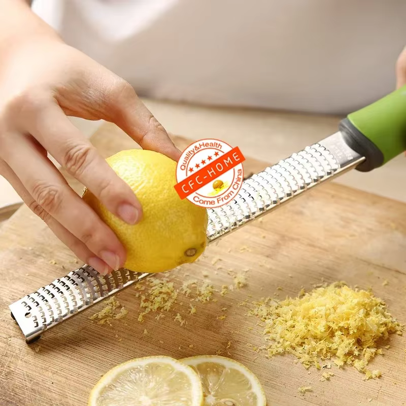 Râpe à fromage polyvalente et zesteur d'agrumes pour parmesan
