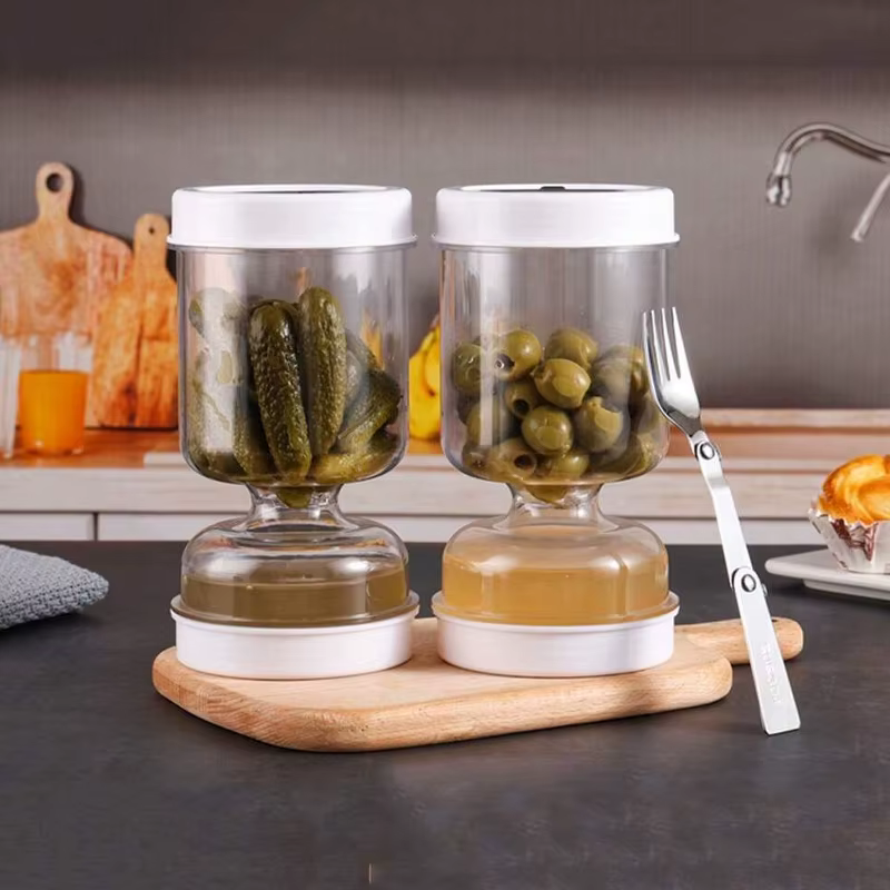 Pot à cornichons avec fourchettes