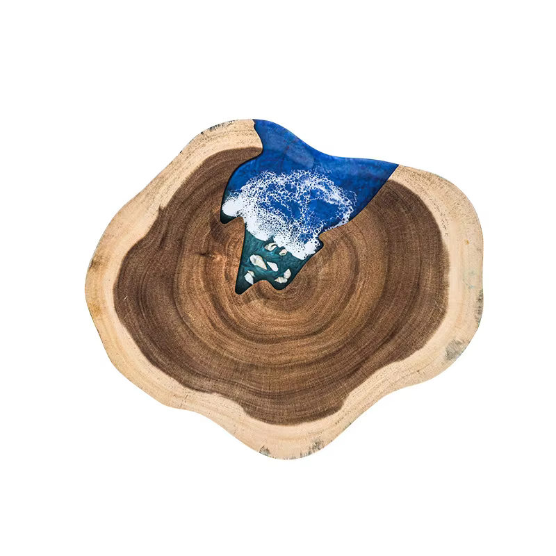 Planche à découper en bois avec résine artistique océanique