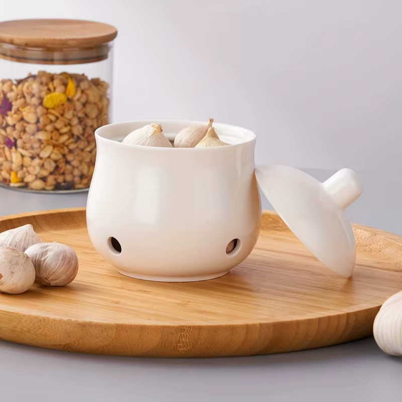 Un ensemble de pots de rangement en céramique pour l'ail et le gingembre